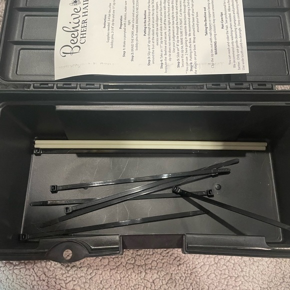 Beehive Cheer hair - Picture 5 of 5